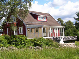 Ferienhaus Karlsson von hinten mit Wintergarten