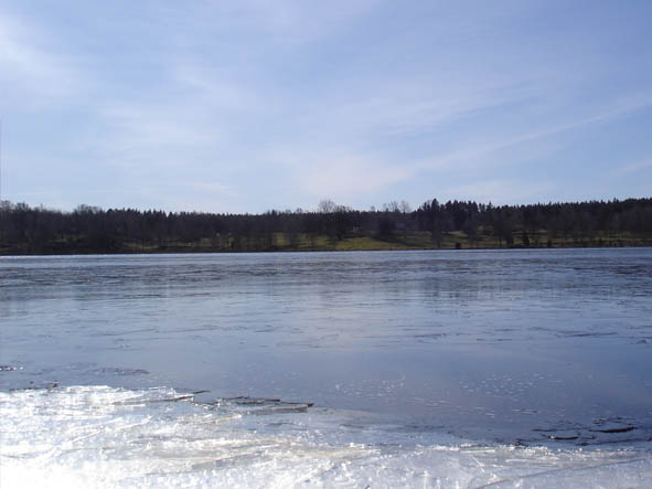 Eis auf dem See im Winter